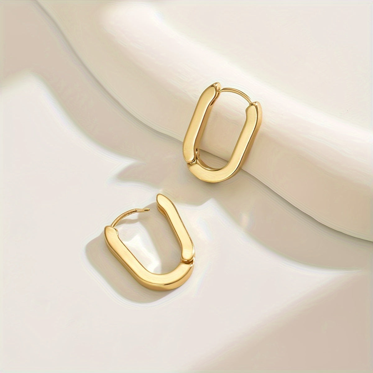 Boucles d’oreilles créoles géométriques élégantes