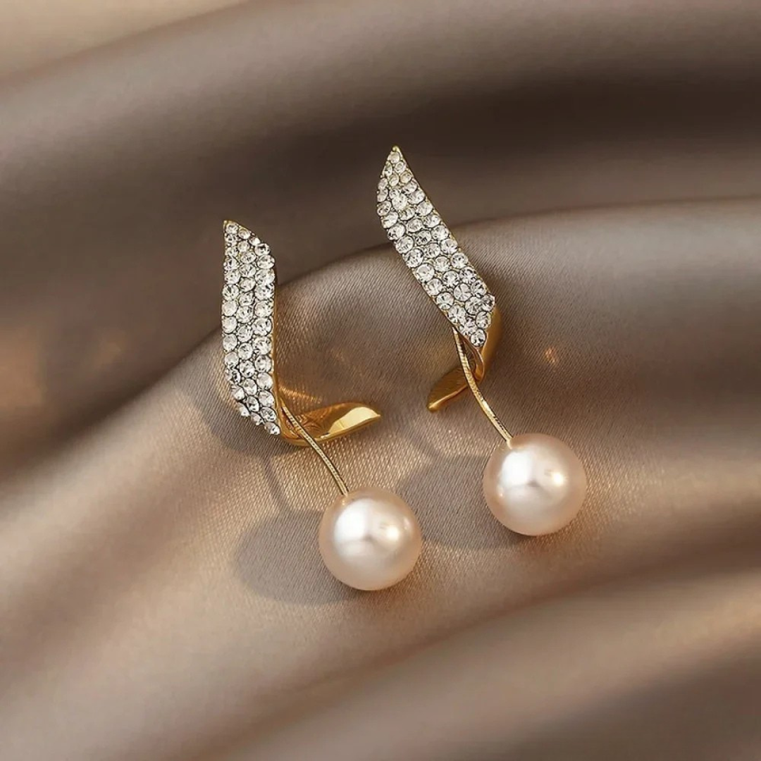 Aretes colgantes elegantes en oro con perlas