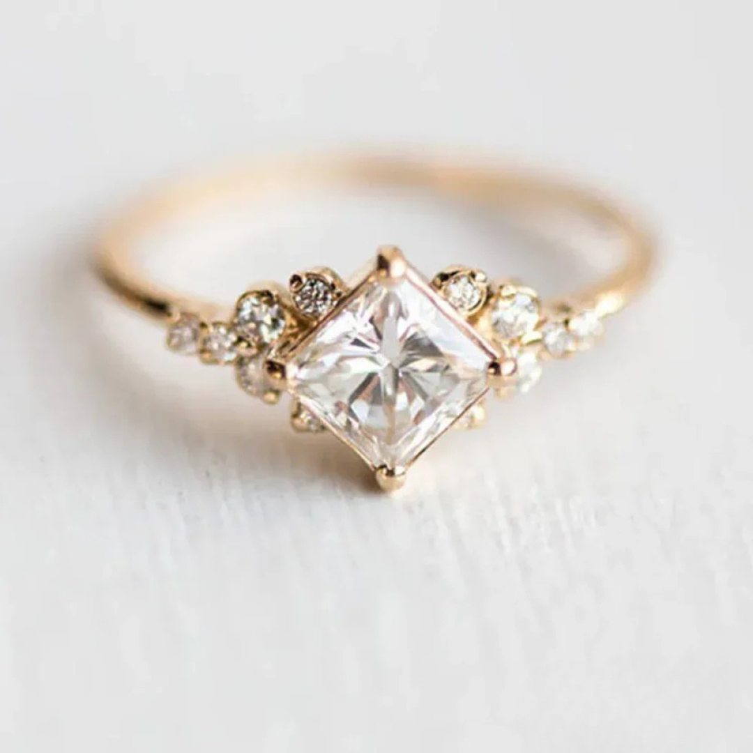 Anillo elegante de elegancia real