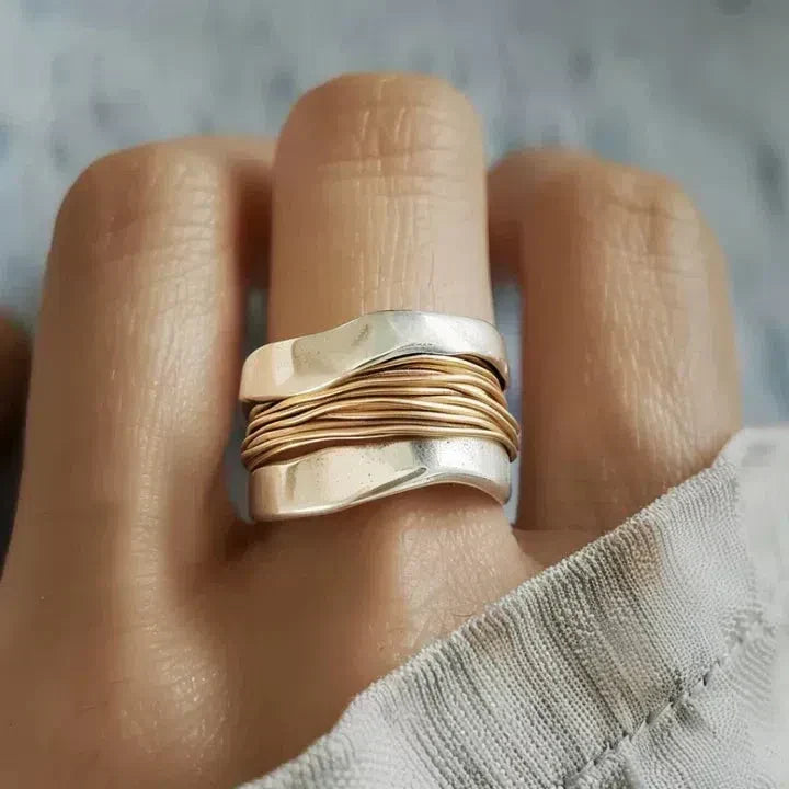 Bague argentée aux fils dorés