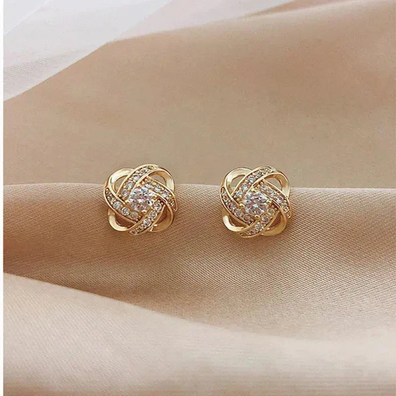 Aretes de botón florales en espiral dorados con cristal