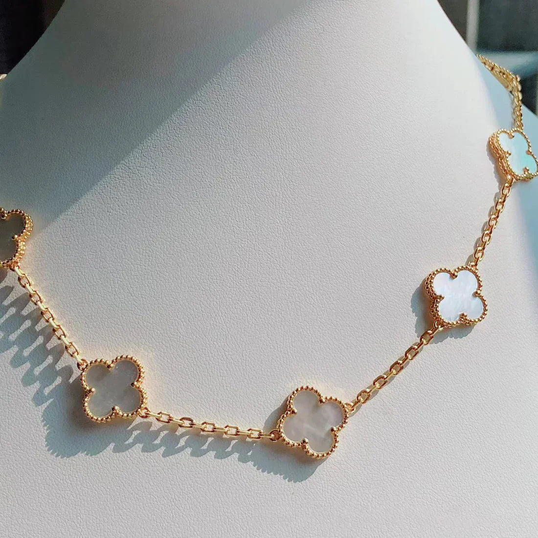 CLOVER | Collar Blanco 10 Motivos
