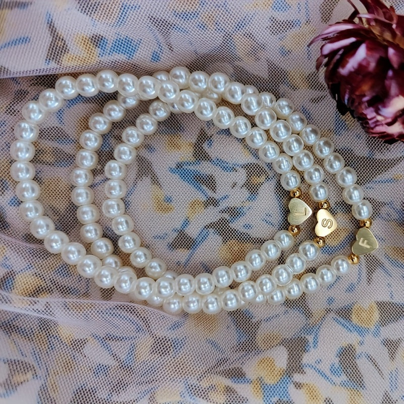 Pulsera chic con inicial A-Z y corazón
