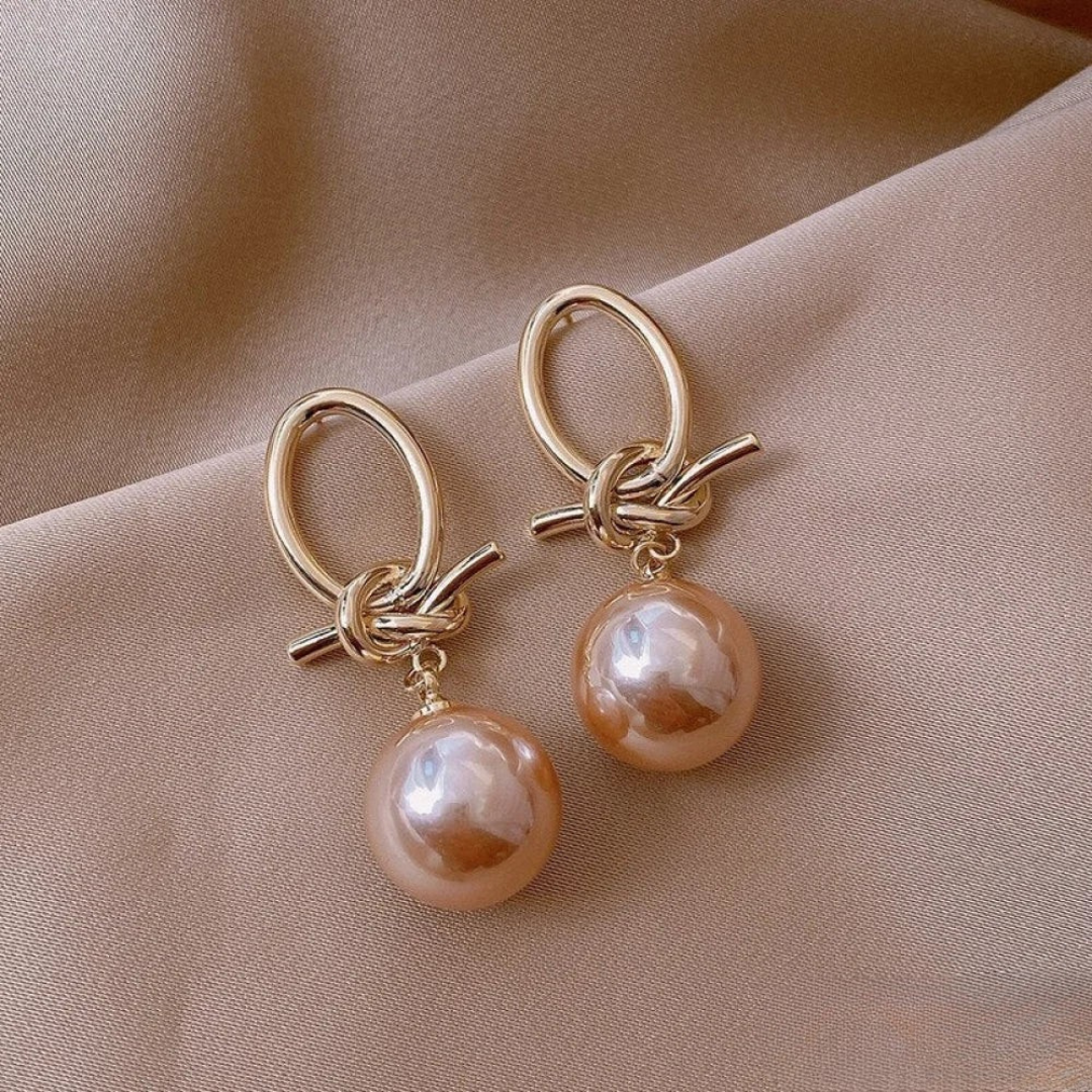 Aretes colgantes atemporales con perlas