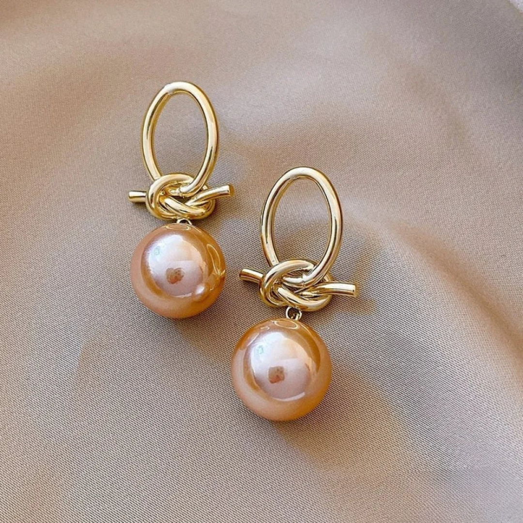 Aretes colgantes atemporales con perlas