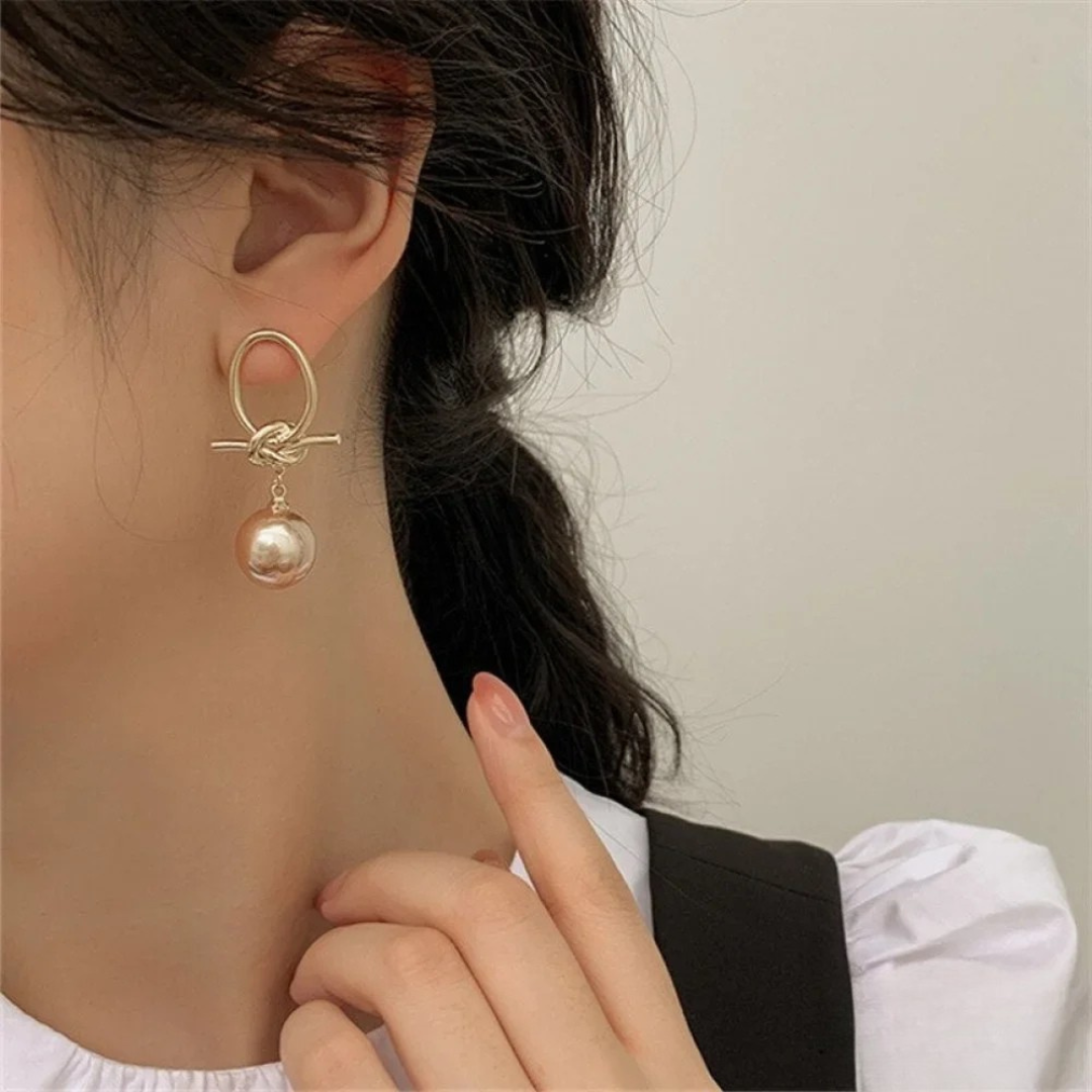 Aretes colgantes atemporales con perlas