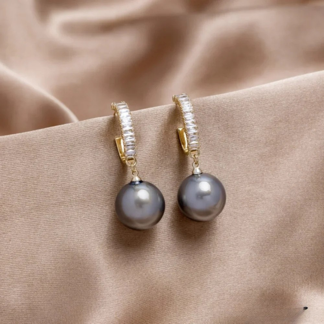 Aretes elegantes con perlas y circonio