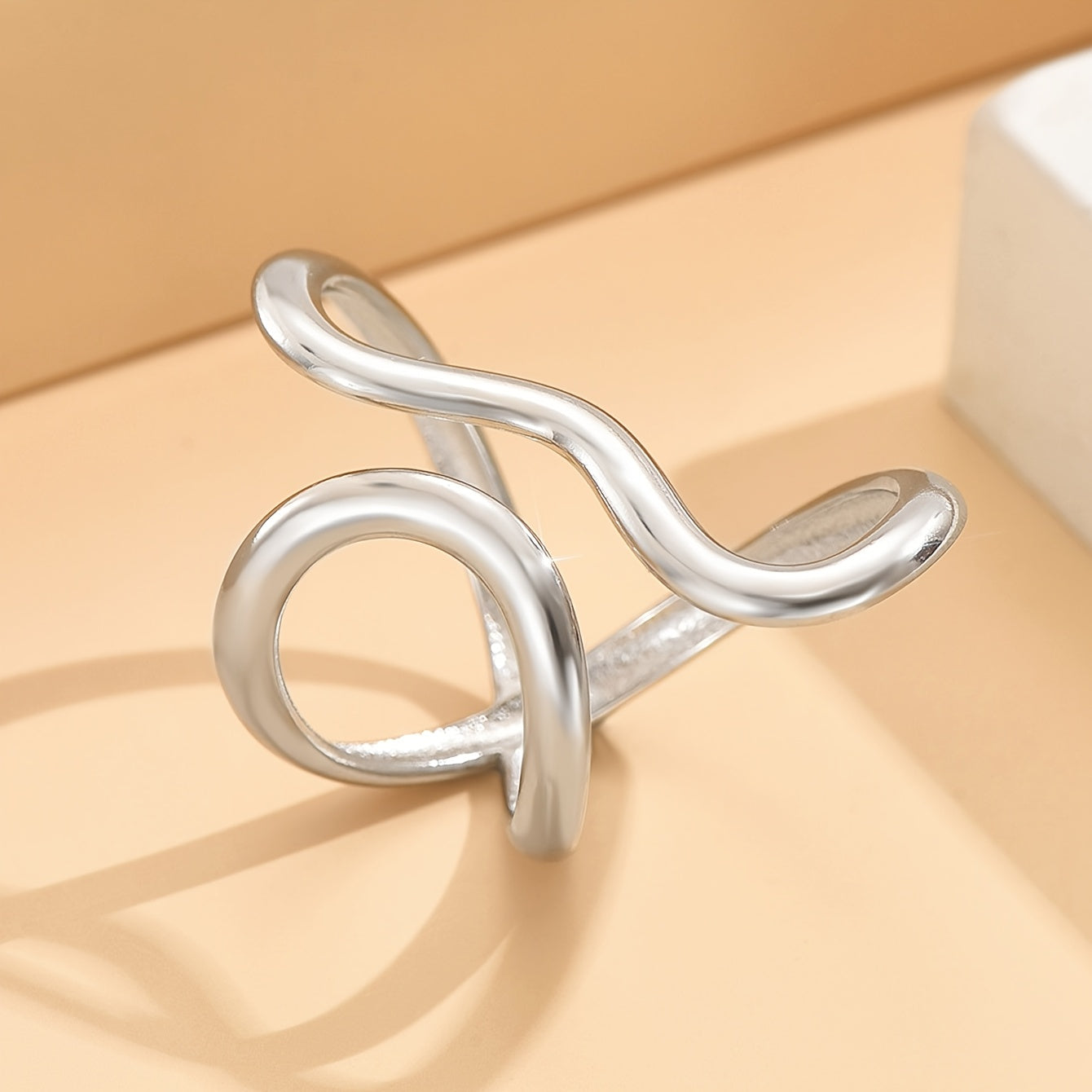 Anillo chic de onda asimétrica