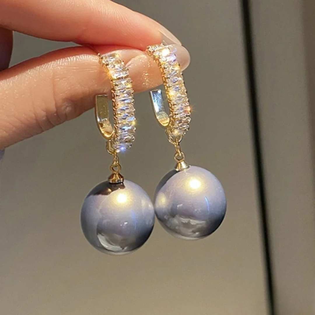 Aretes elegantes con perlas y circonio