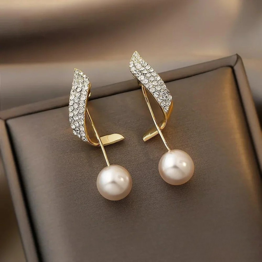 Aretes colgantes chic en oro con perlas