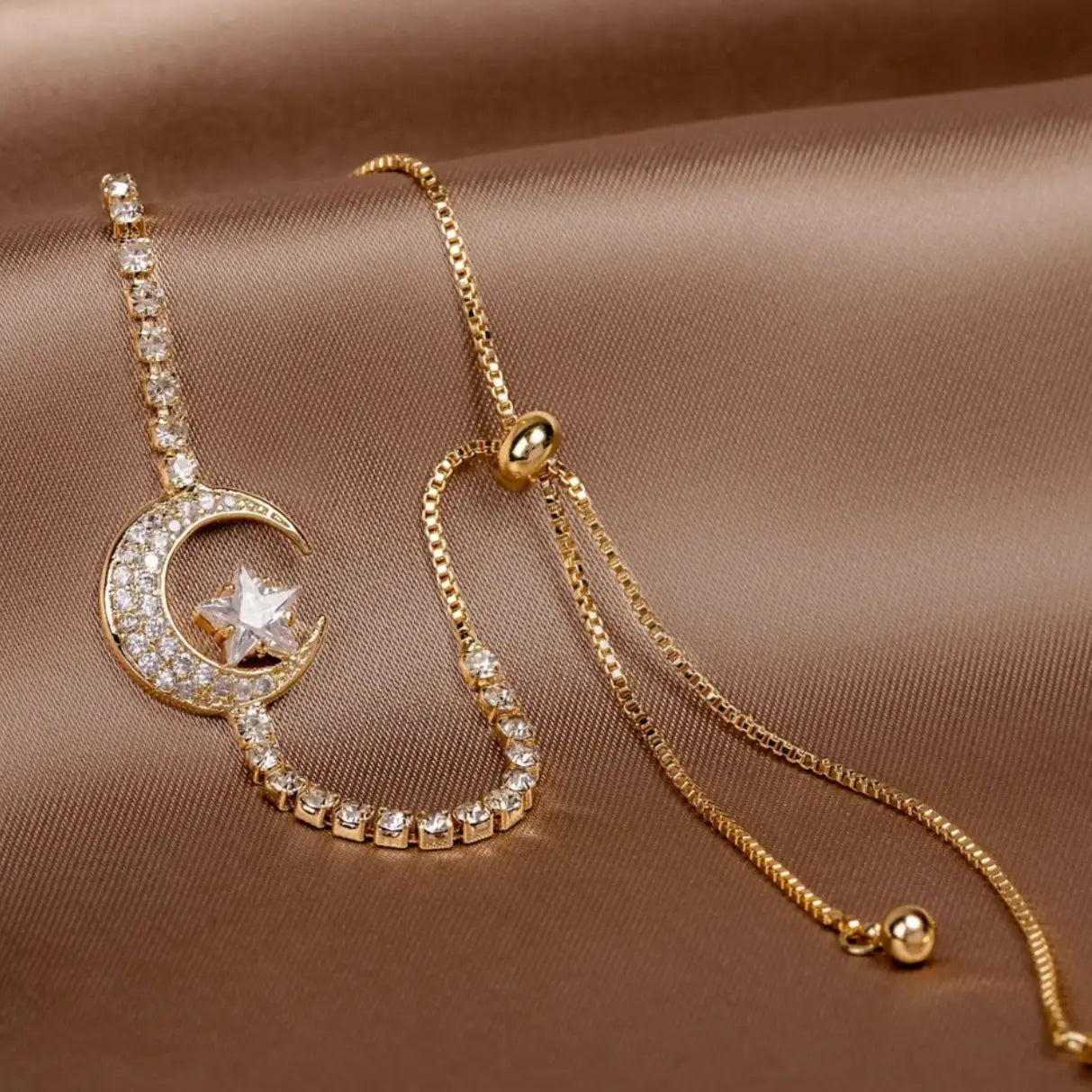 Pulseras con dije de luna de circonia y oro
