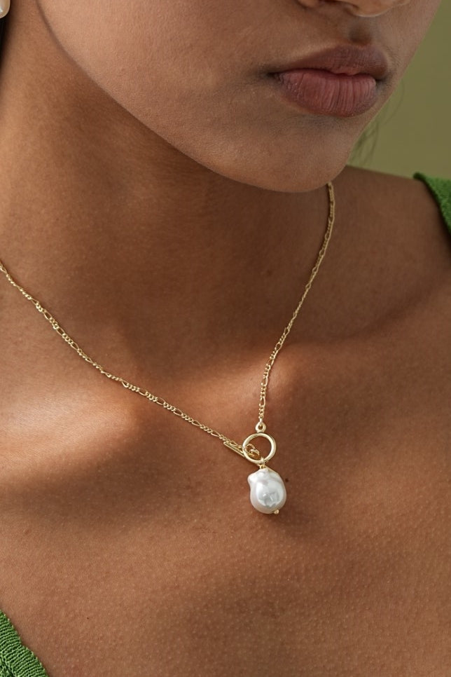 Collar elegante dorado con perlas