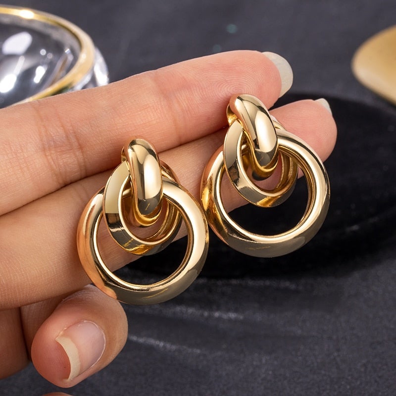 Aretes de aro elegantes dorados