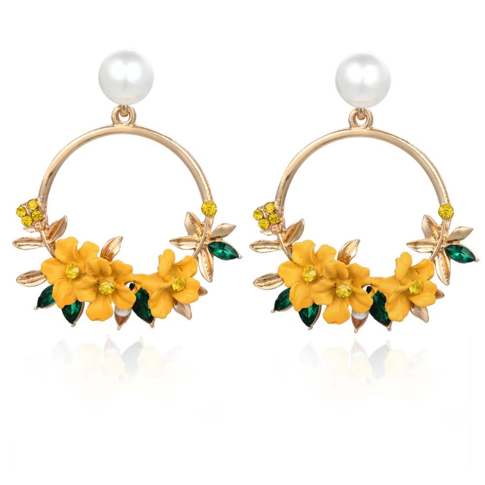 Aretes elegantes de flor dorados con perlas