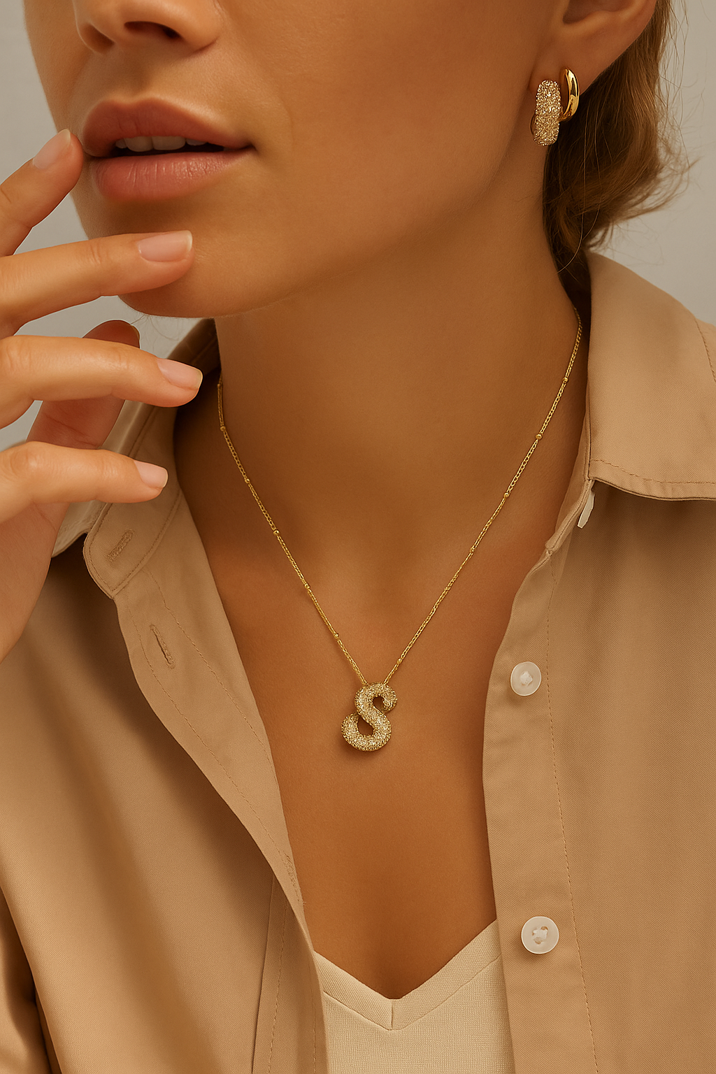 Collier élégant en or avec initiale lettre