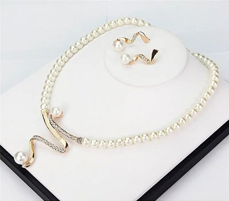 Ensemble collier et boucles d’oreilles en perles naturelles