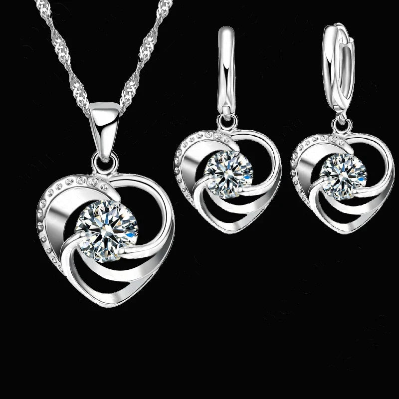 Conjunto de collar y aretes de corazón en plata esterlina