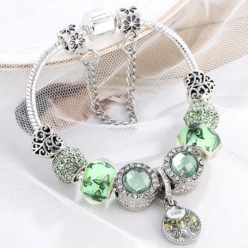 Pulsera elegante de plata con cristal verde.