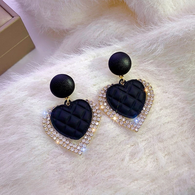 Aretes de corazón negro en oro