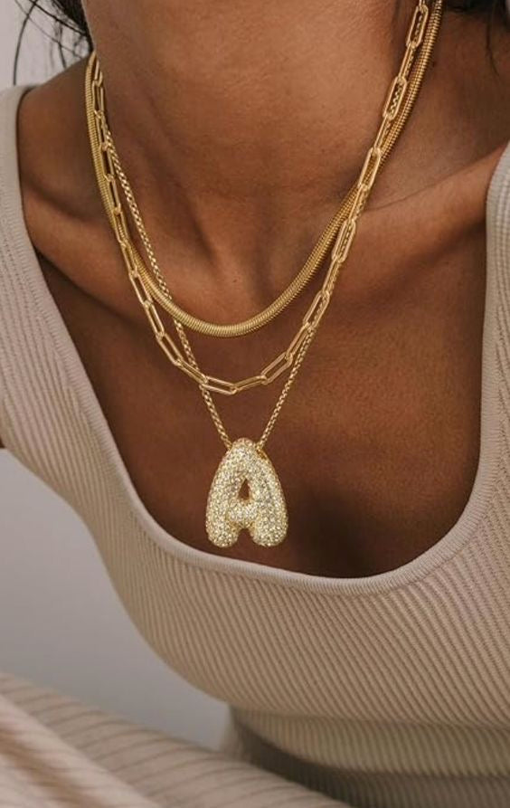 Collier élégant en or avec initiale lettre