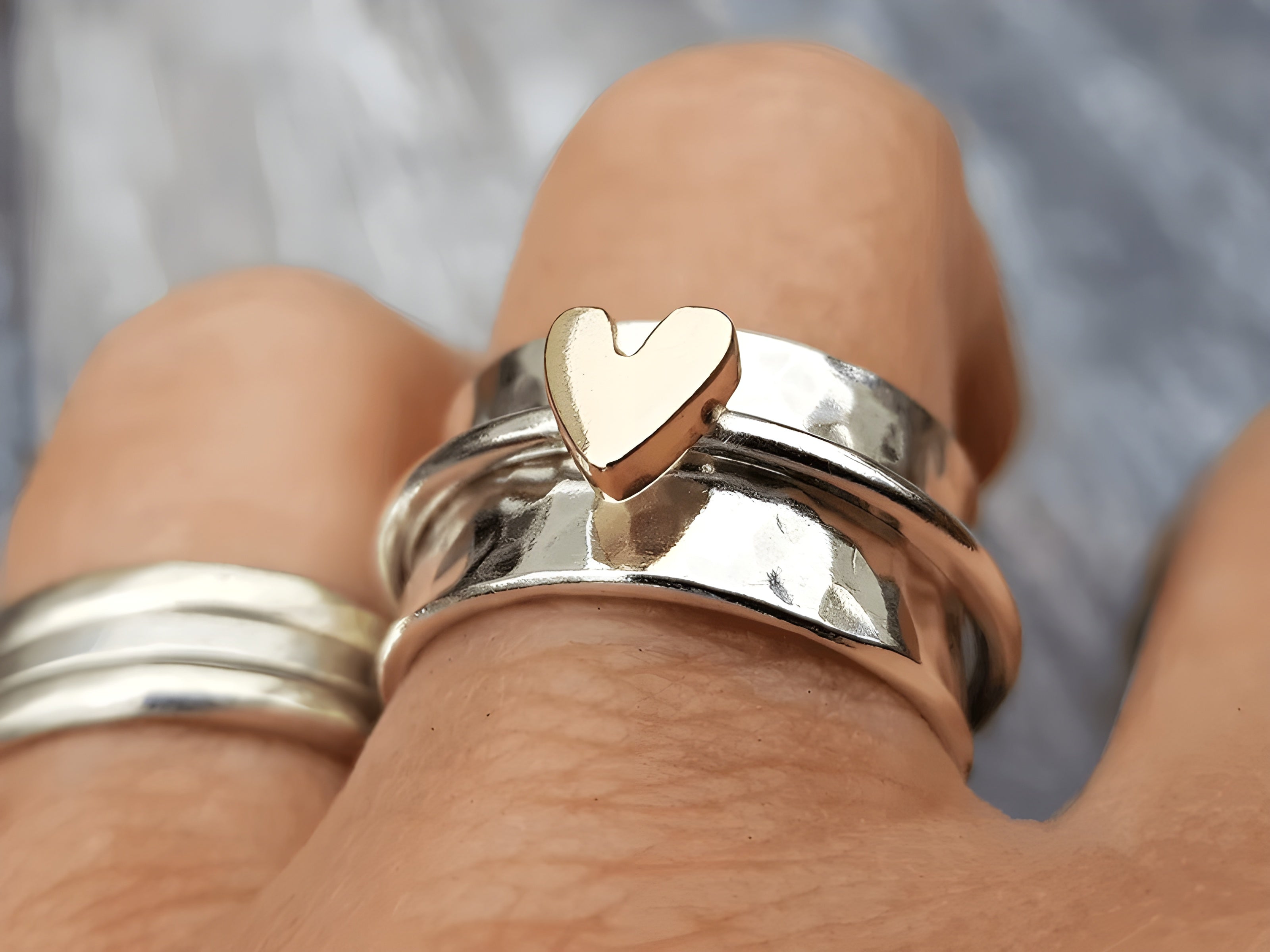 Anillo plateado con corazón dorado