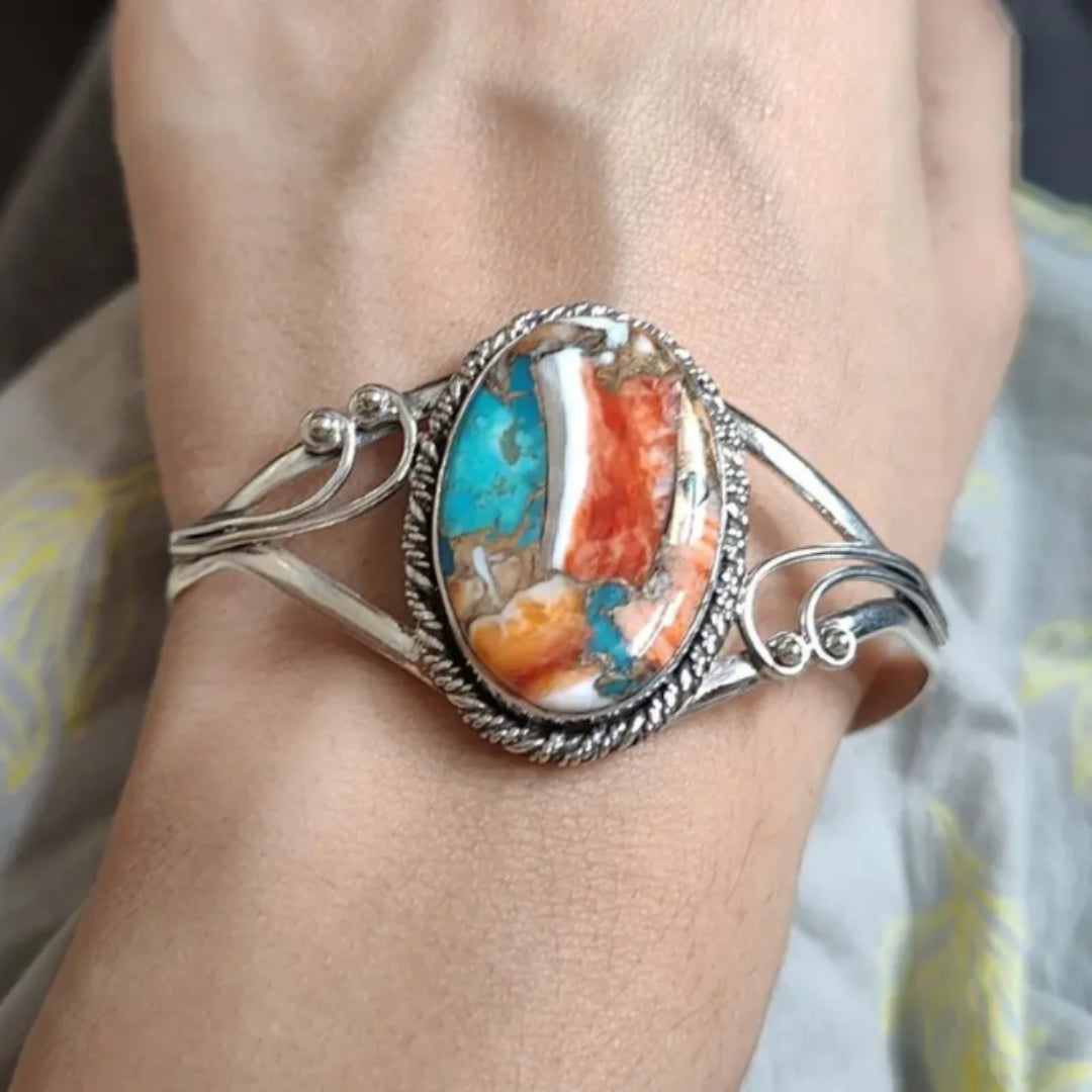 Bracelet au design incrusté de pierres précieuses lumineuses