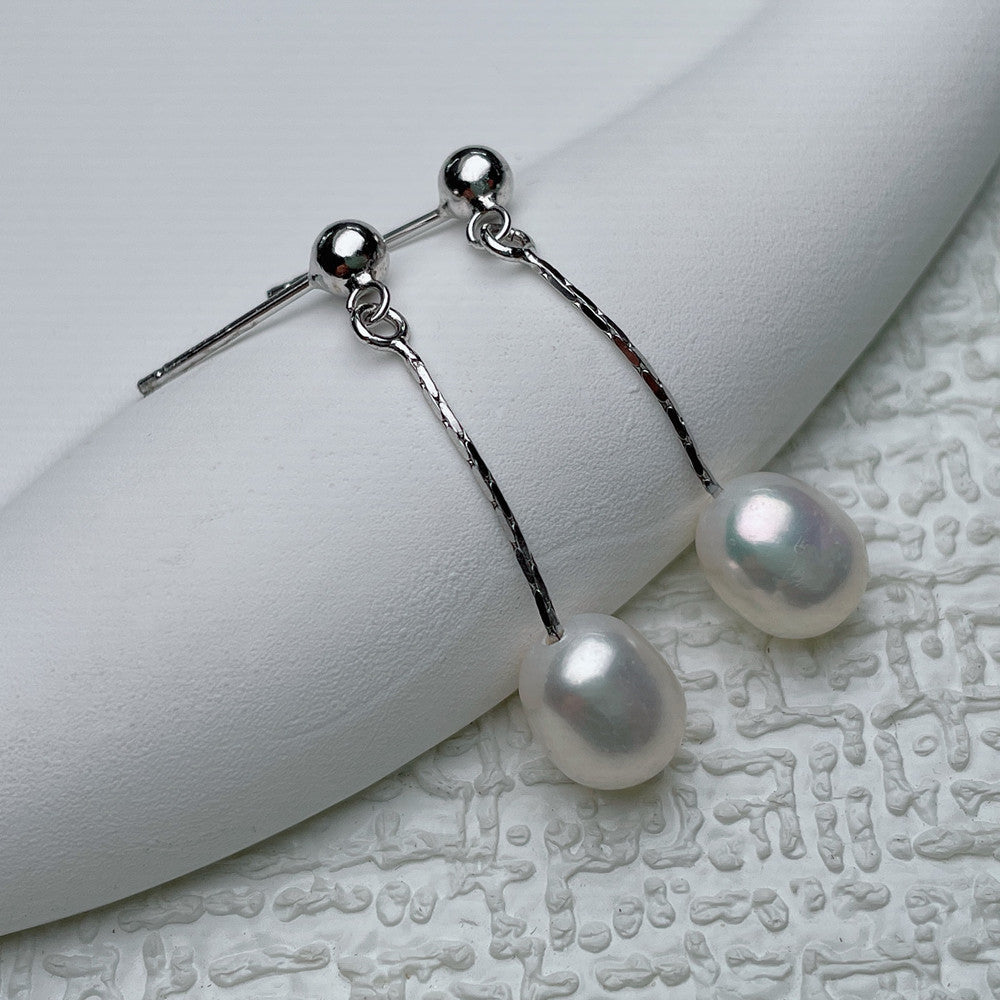 Pendientes delicados con perlas frescas
