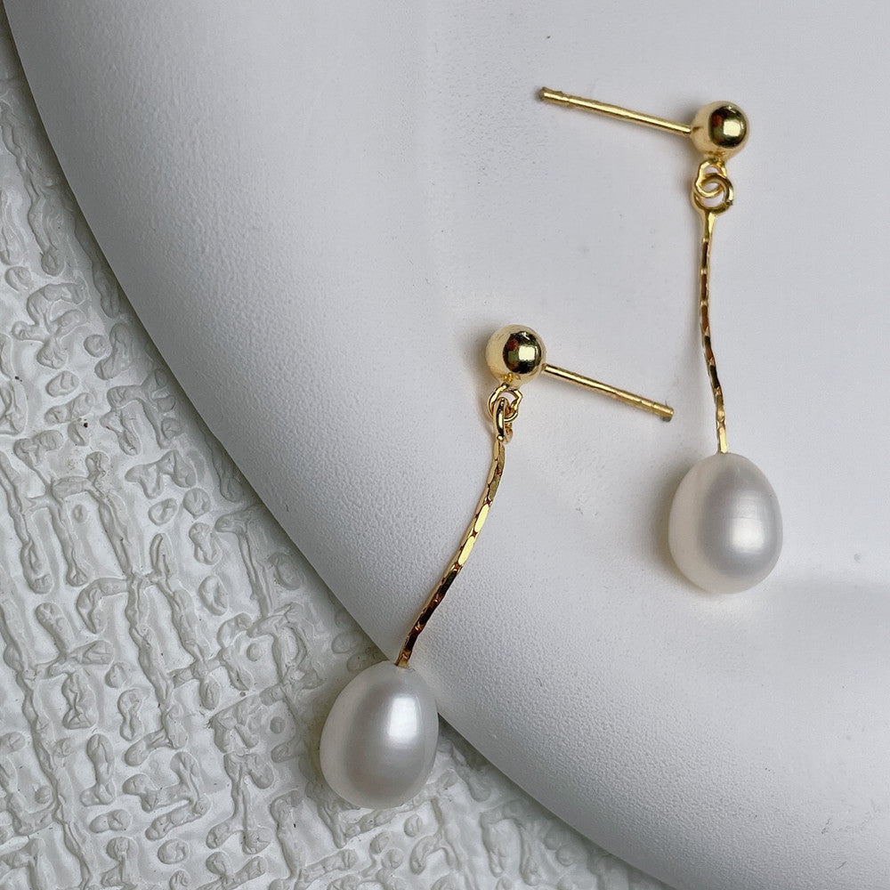 Pendientes delicados con perlas frescas