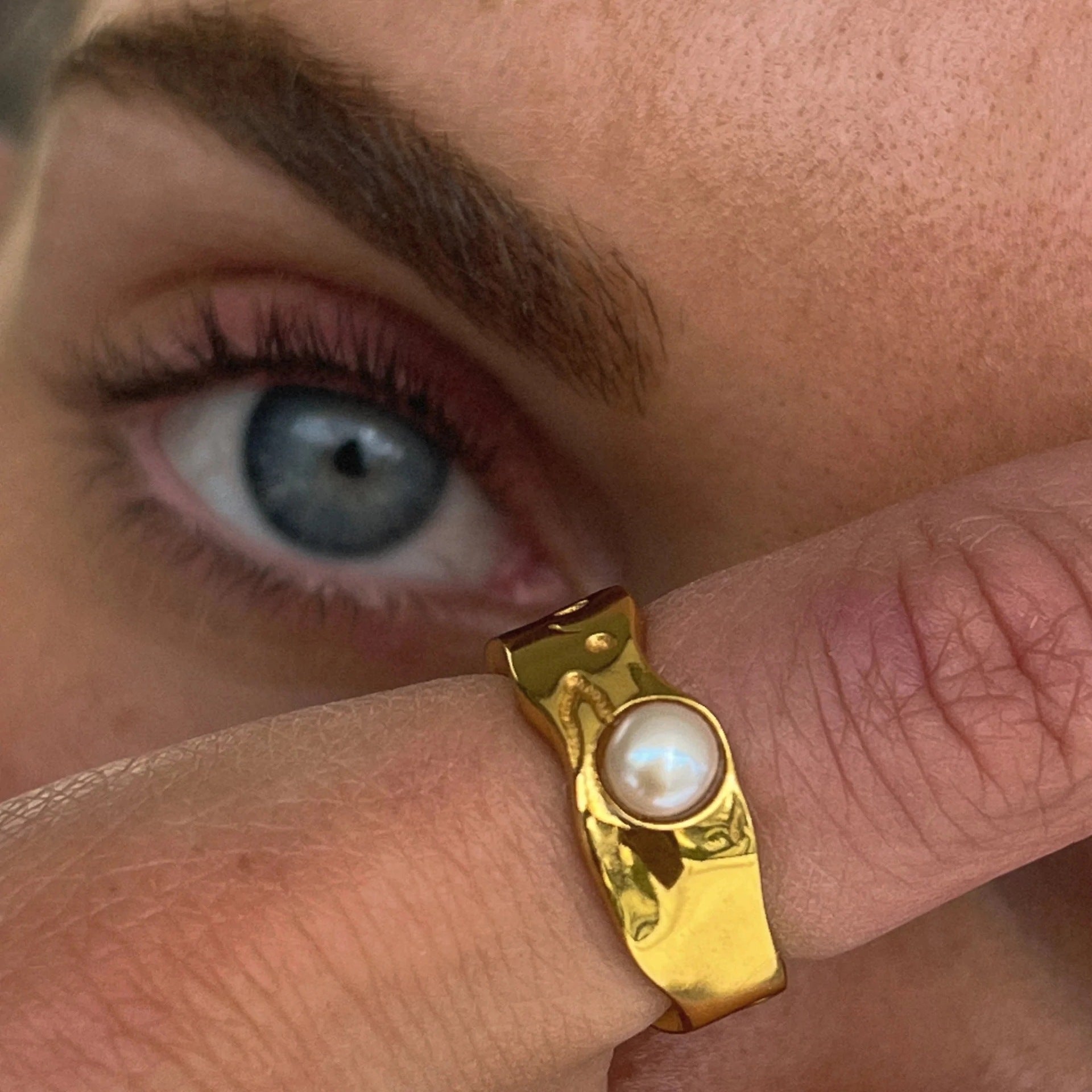 Anillo elegante dorado con perla natural