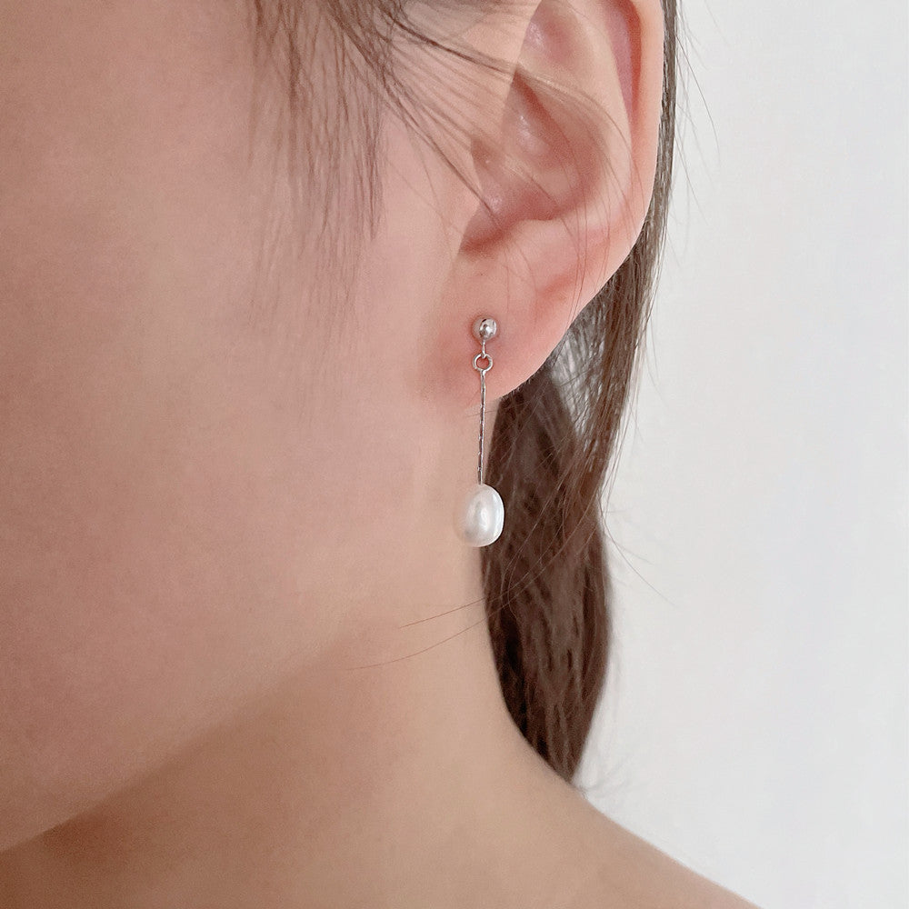 Pendientes delicados con perlas frescas