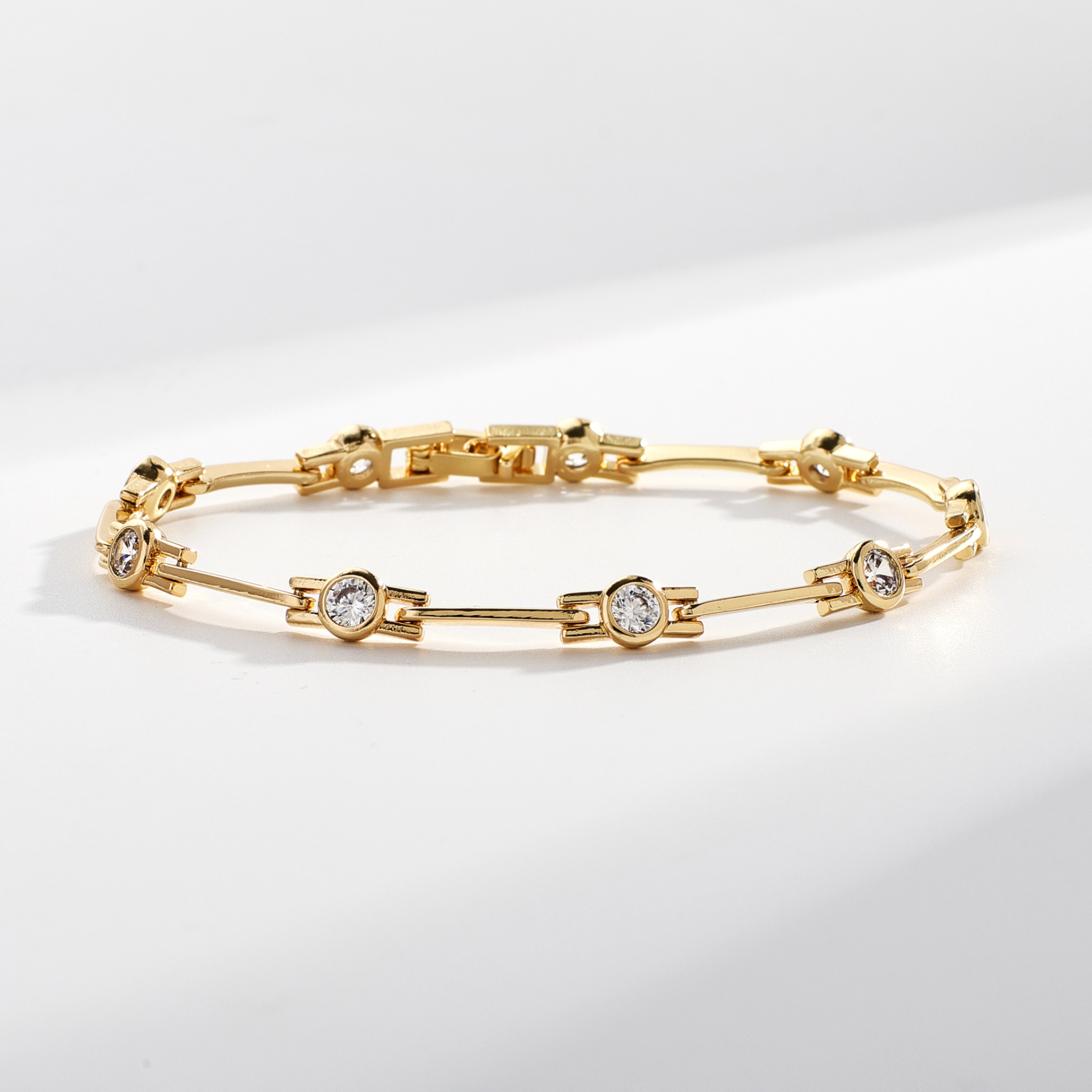 Bracelet élégant en or avec zircons