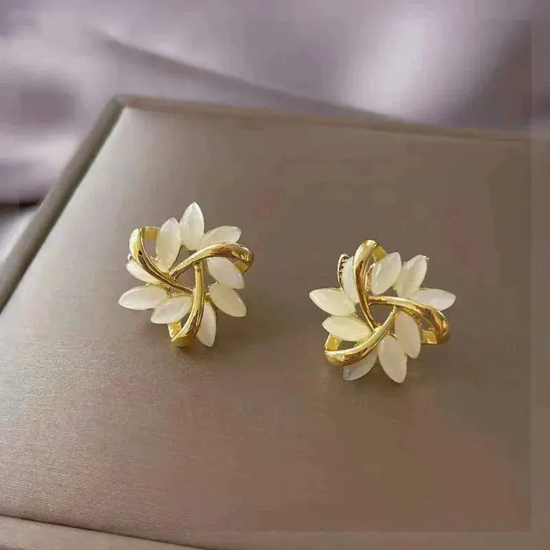 Aretes de botón en forma de hoja dorada con ópalo blanco