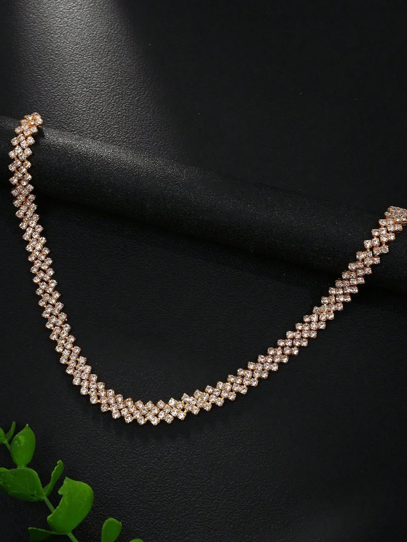 Collar gargantilla elegante con pedrería