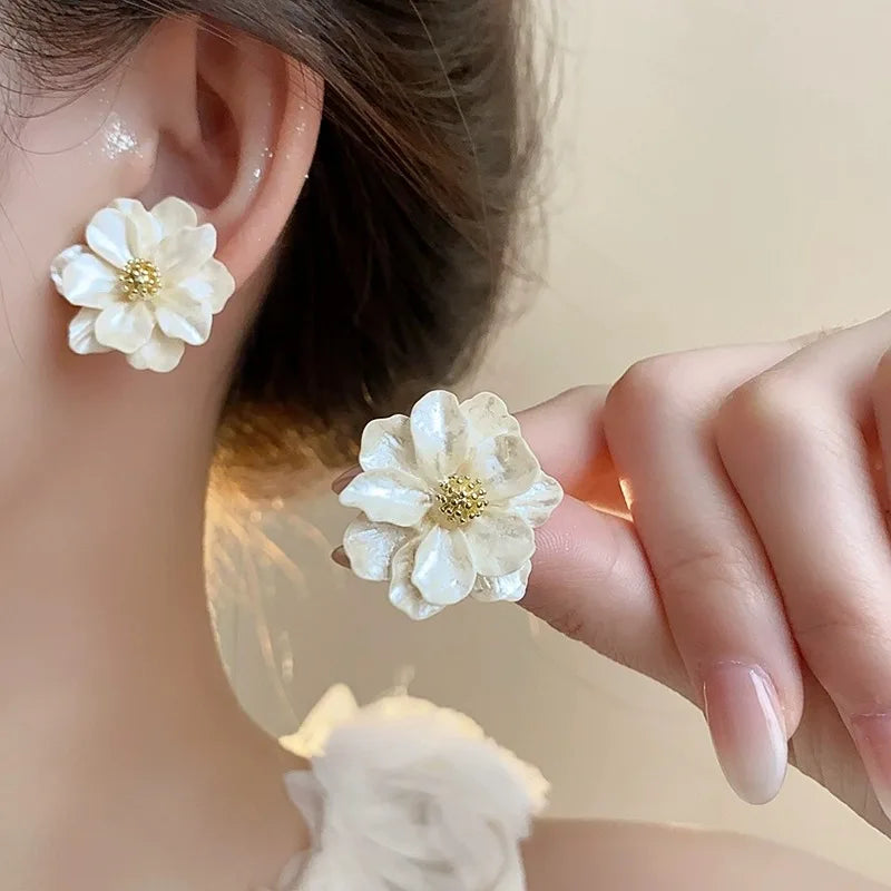 Aretes de botón chic con flor de acrílico blanco