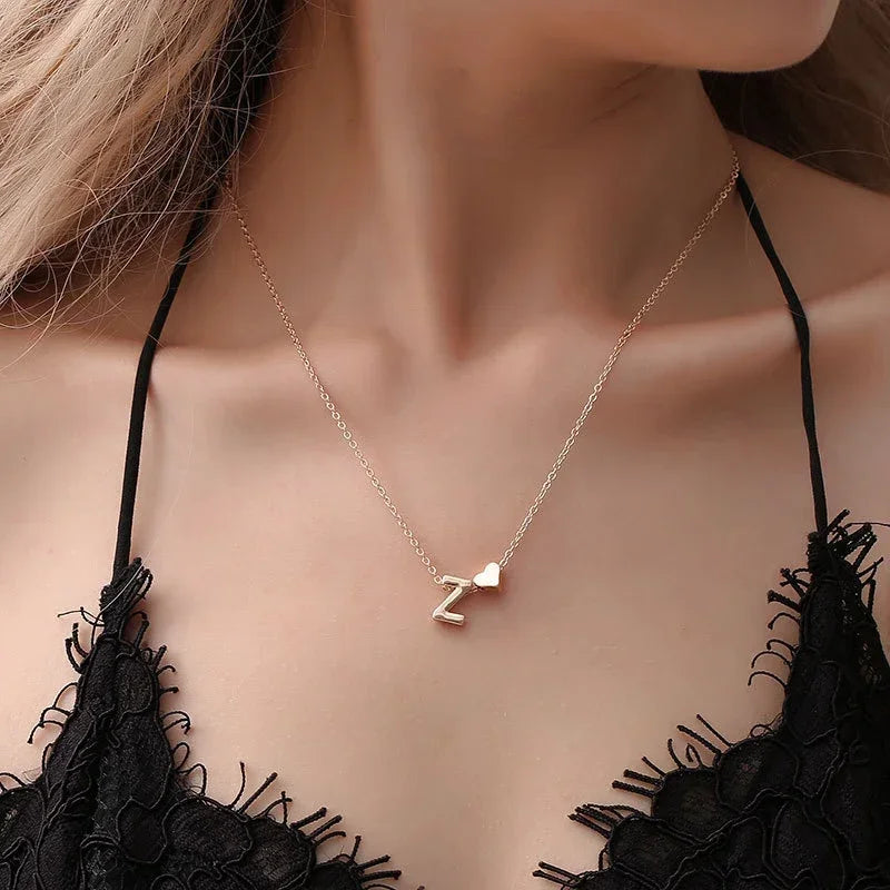 Collar elegante dorado con inicial en forma de corazón