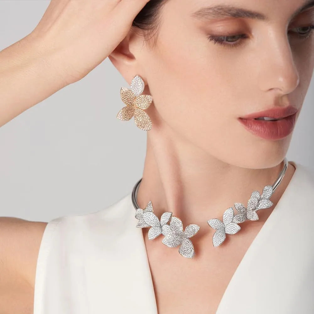 Collar elegante con flor de cristal