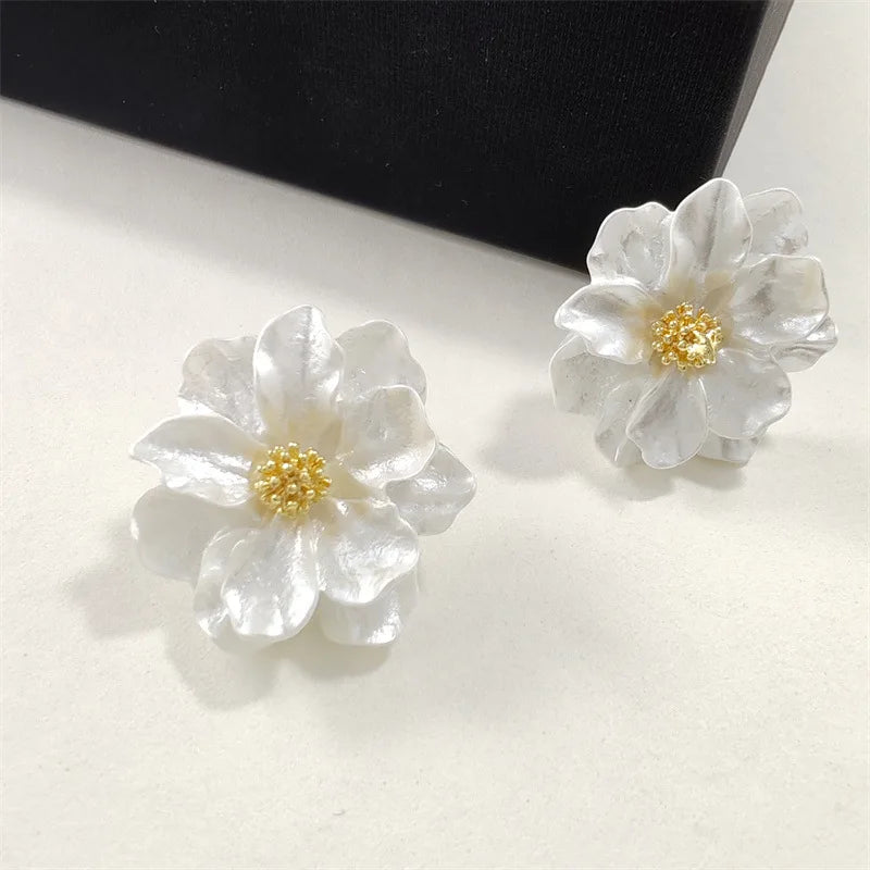 Aretes de botón chic con flor de acrílico blanco