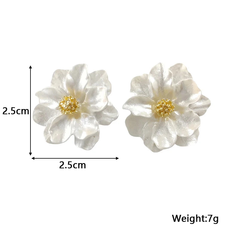 Boucles d’oreilles clous chic fleur en acrylique blanc