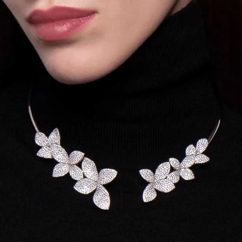 Collier élégant avec fleur en cristal