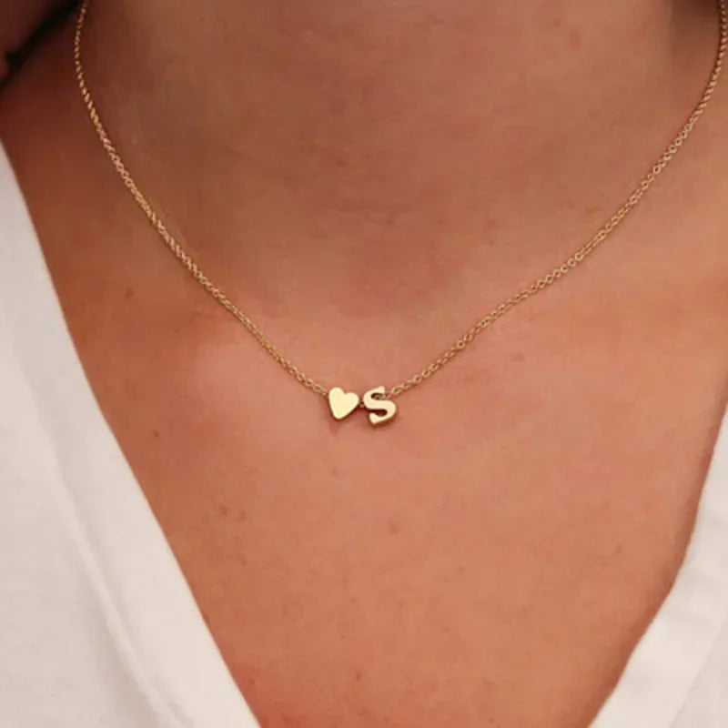 Collar elegante dorado con inicial en forma de corazón