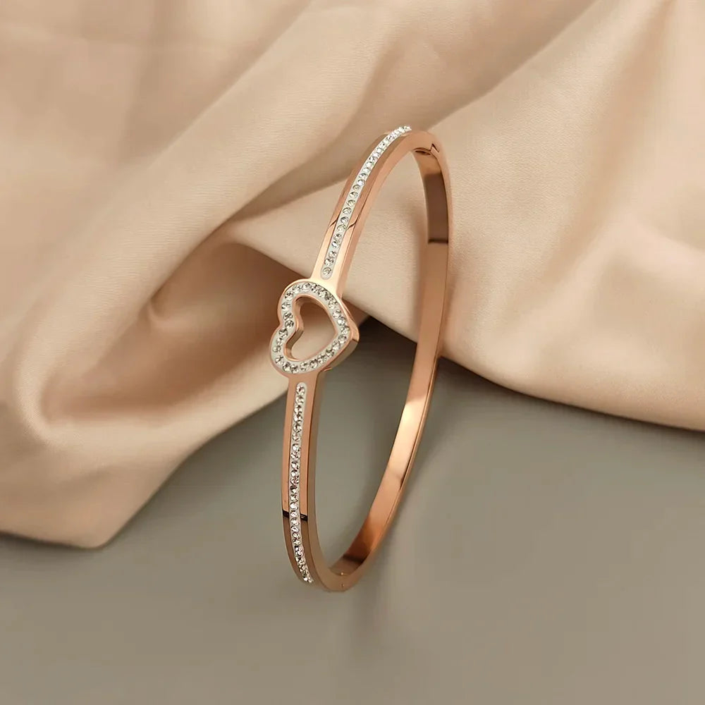 Pulseras rígidas elegantes con dijes en forma de corazón