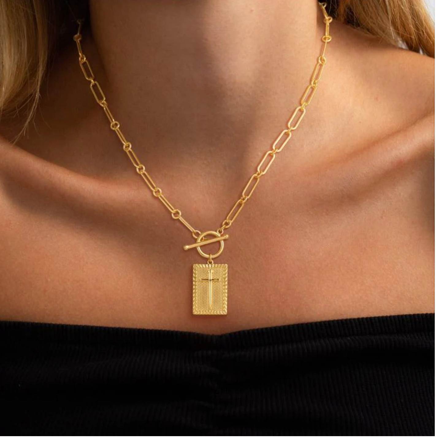 Collana unica ed elegante con croce