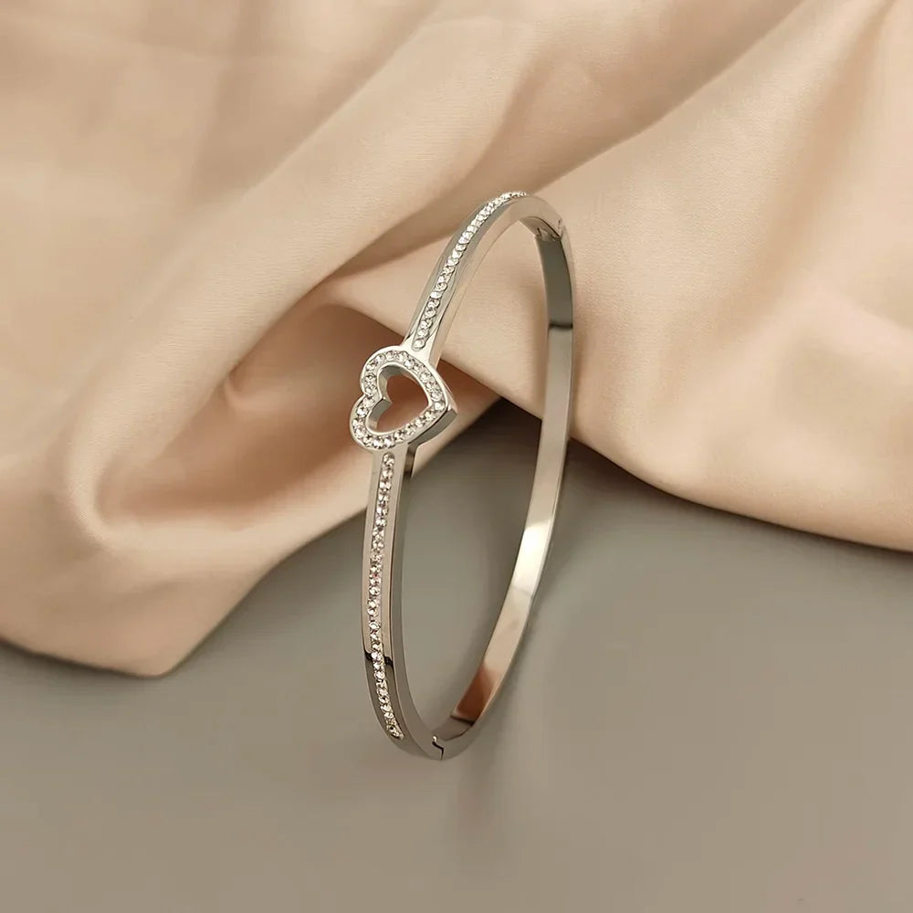 Pulseras rígidas elegantes con dijes en forma de corazón