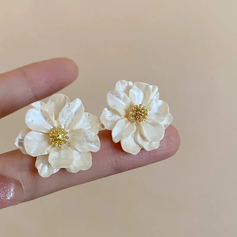 Aretes de botón chic con flor de acrílico blanco