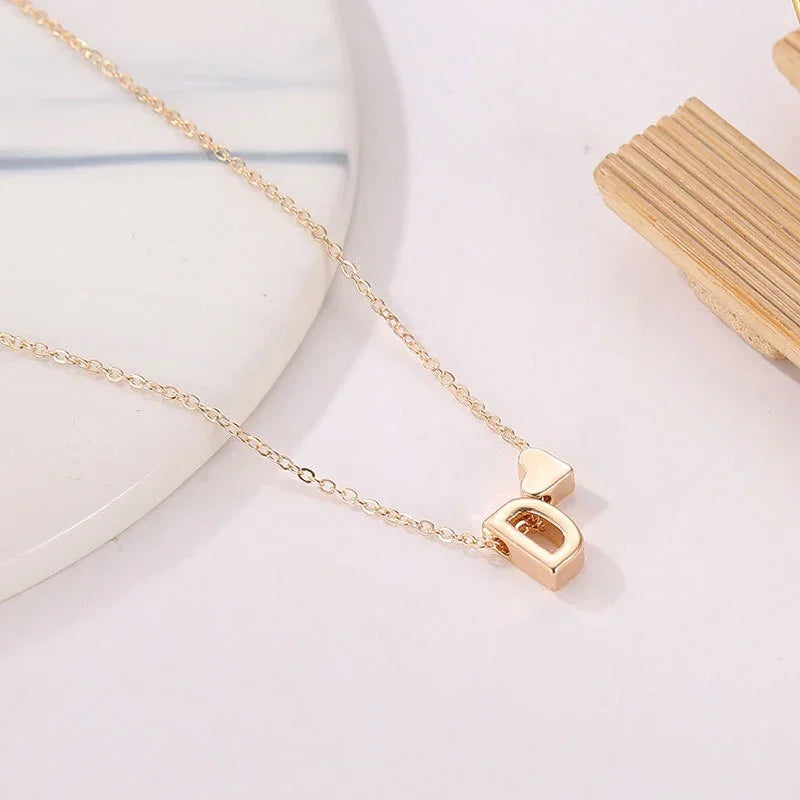 Collar elegante dorado con inicial en forma de corazón