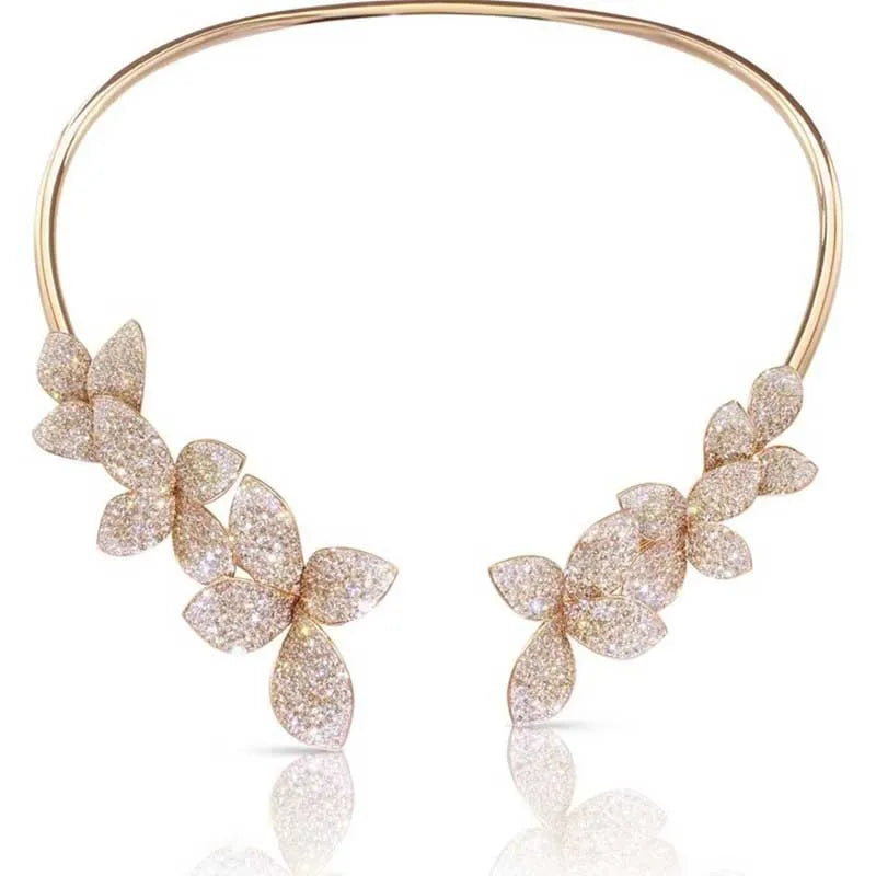 Collier élégant avec fleur en cristal