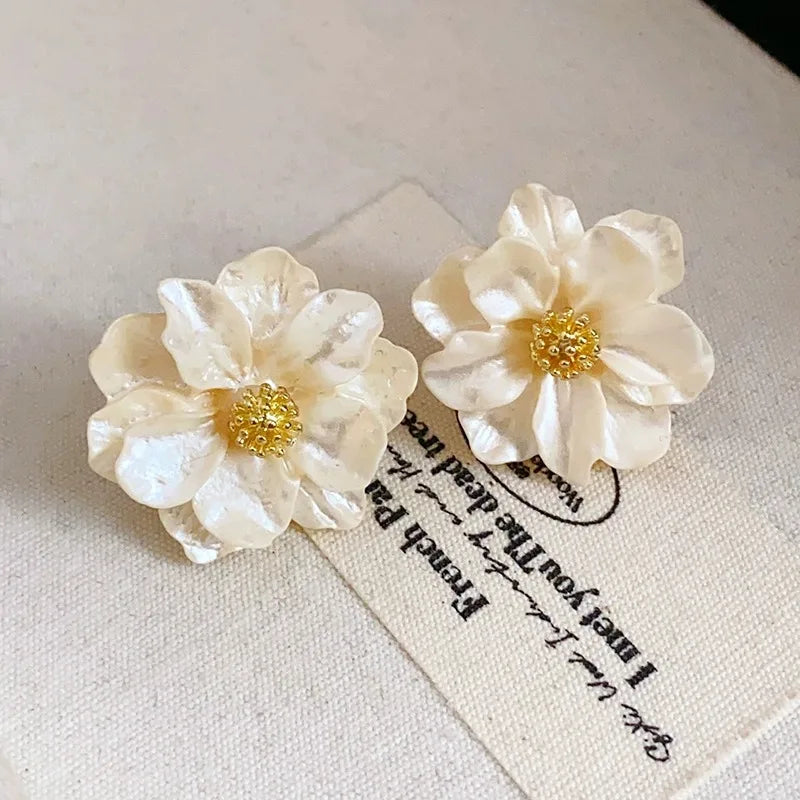 Aretes de botón chic con flor de acrílico blanco