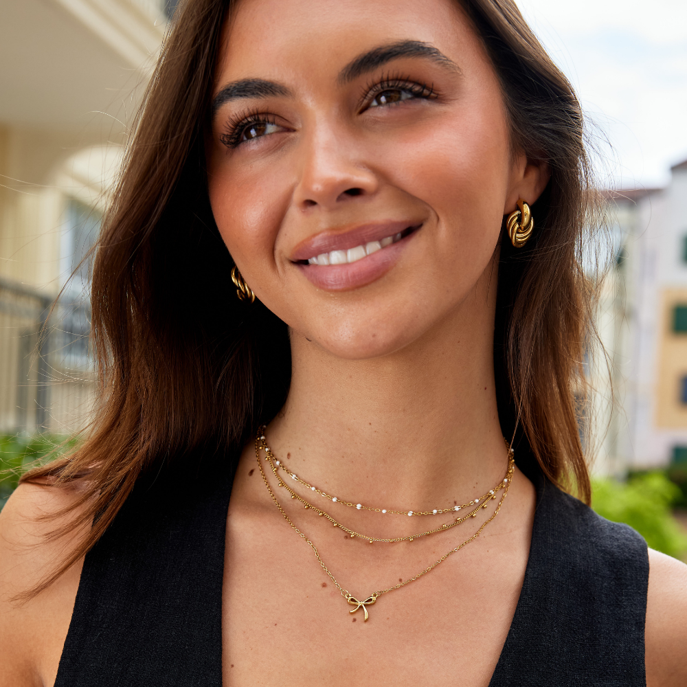 Collar minimalista con perlas blancas