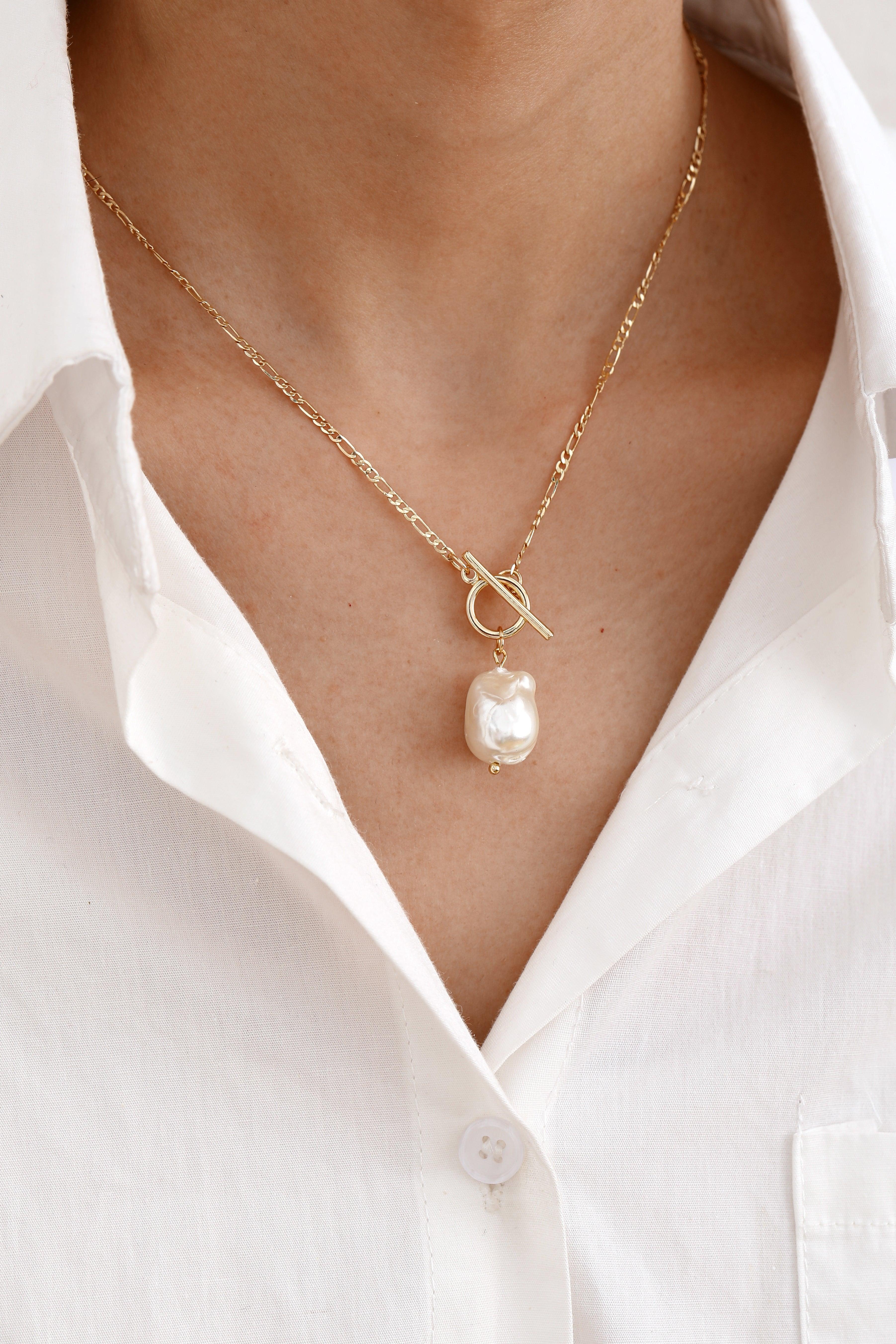 Collar elegante dorado con perlas