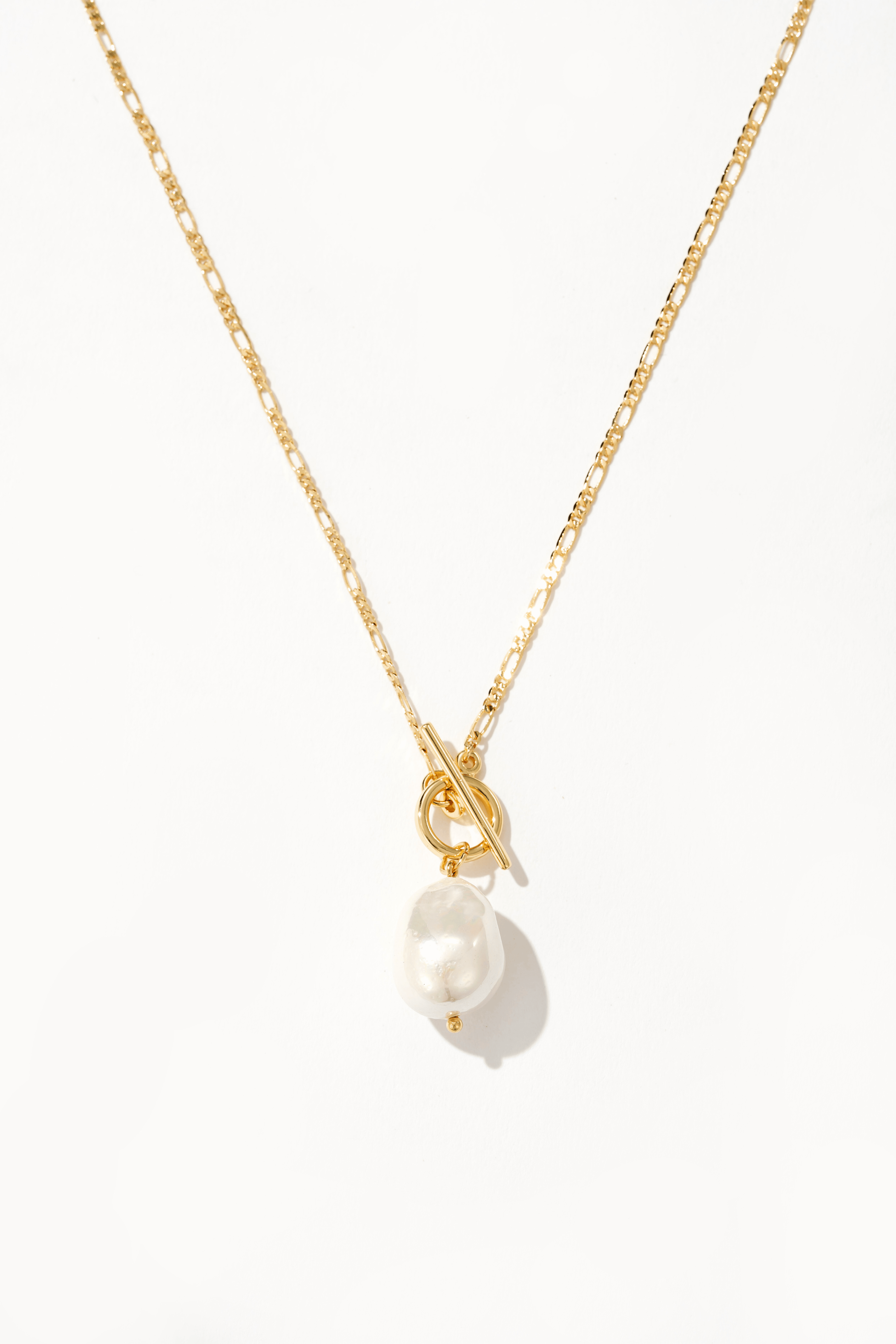 Collar elegante dorado con perlas